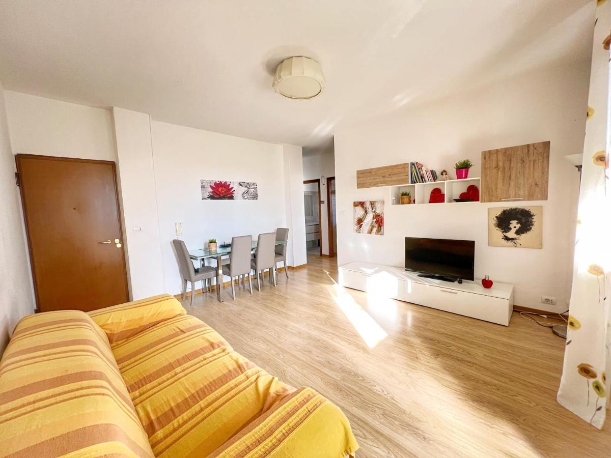 Lovely Apartment A Due Passi Dal Mare Rimini Exterior foto